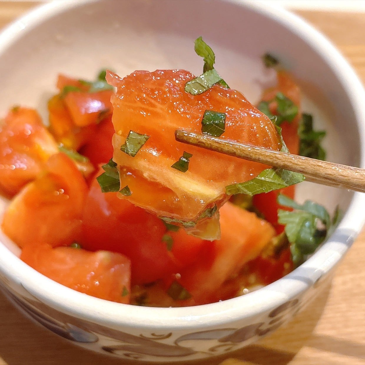  トマトと青じそを切って定番調味料を和えたら…「そのまま食べるより好き」「1分で完成したとは思えない」 