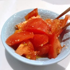 【1分クッキング】シンプル調味料2つとトマト1個を和えるだけ「やみつき」「コクうま」「絶品副菜」
