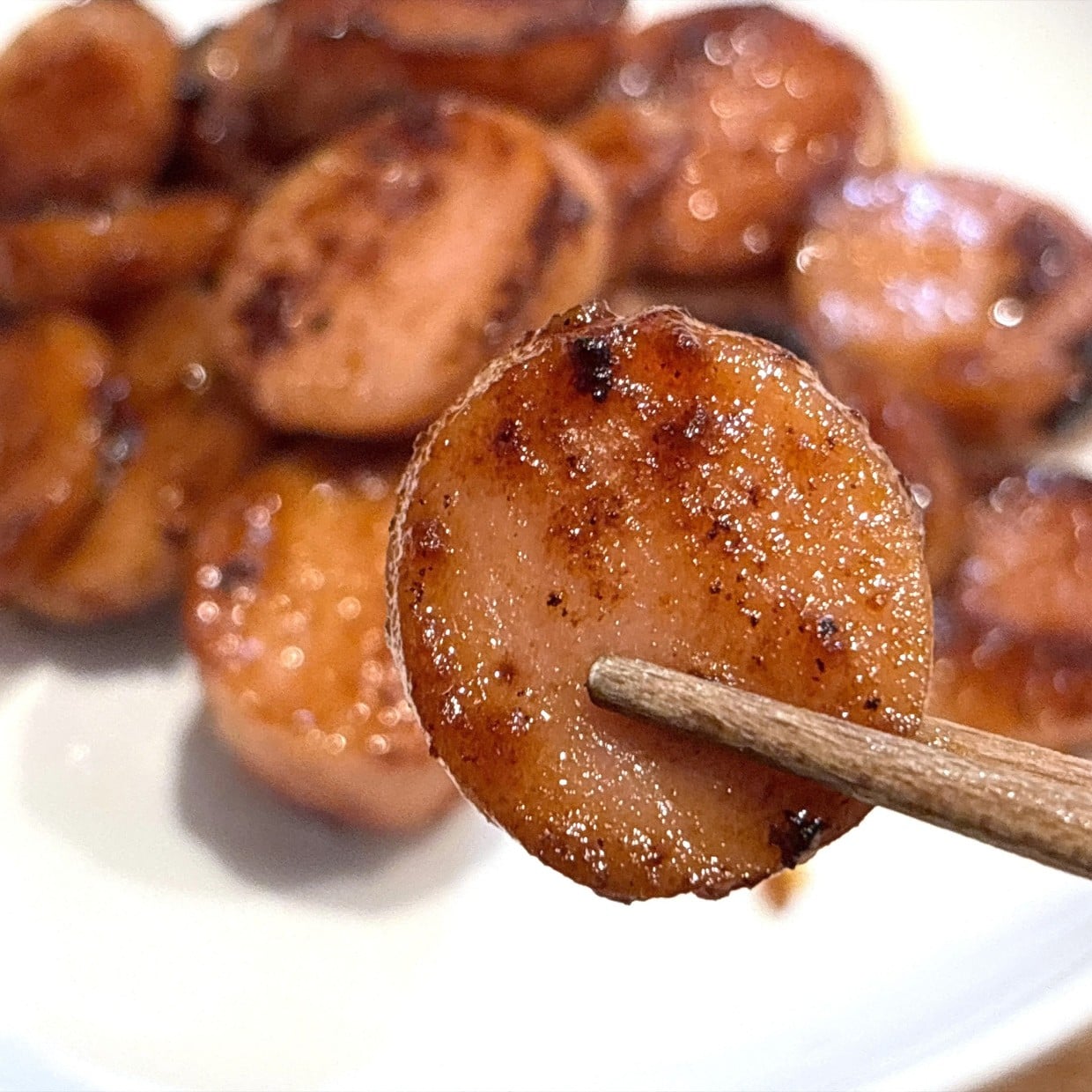  【1分クッキング】2つの調味料と「魚肉ソーセージ」を炒めるだけ。ごはんにのせてどんぶりでペロリ完食 
