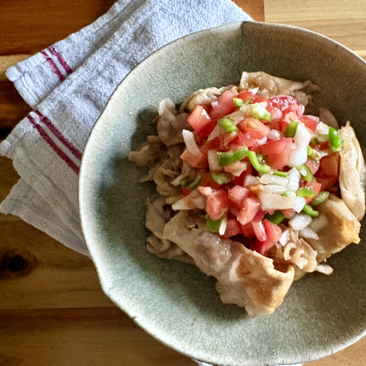  豚肉にかけるだけ！野菜たっぷりソースでさっぱりおいしい簡単レシピ「食欲がない日にも」 