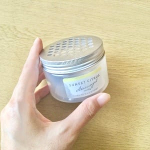 捨てずに正解でした！使い終えた「アロマジェルの空き容器」の穴に1本1本通したら…「スッと出る」
