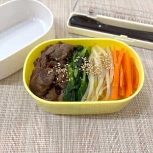 お弁当おかずの組み立てにもう悩まない。栄養も彩りもボリュームも叶う「牛肉と3色野菜のビビンバ」