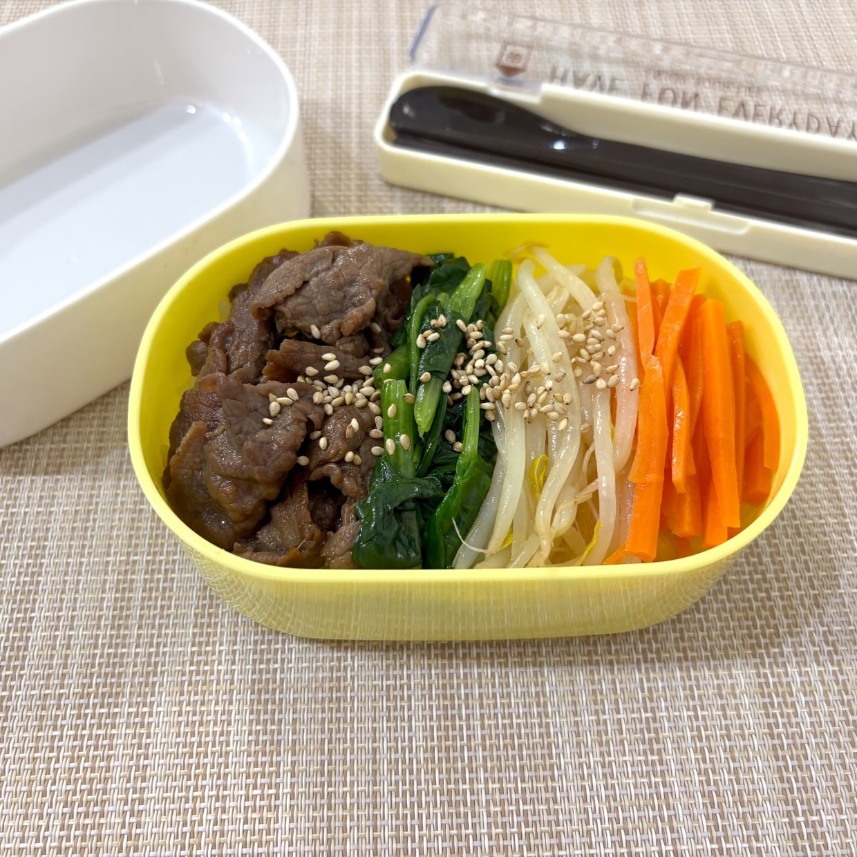  お弁当おかずの組み立てにもう悩まない。栄養も彩りもボリュームも叶う「牛肉と3色野菜のビビンバ」 