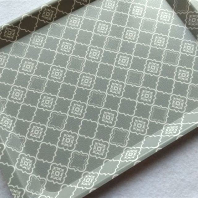  「お盆は配膳用だけ」は間違いだった！キッチン戸棚に眠った「お盆」が暮らしに役立つ【意外な活用法3選】 