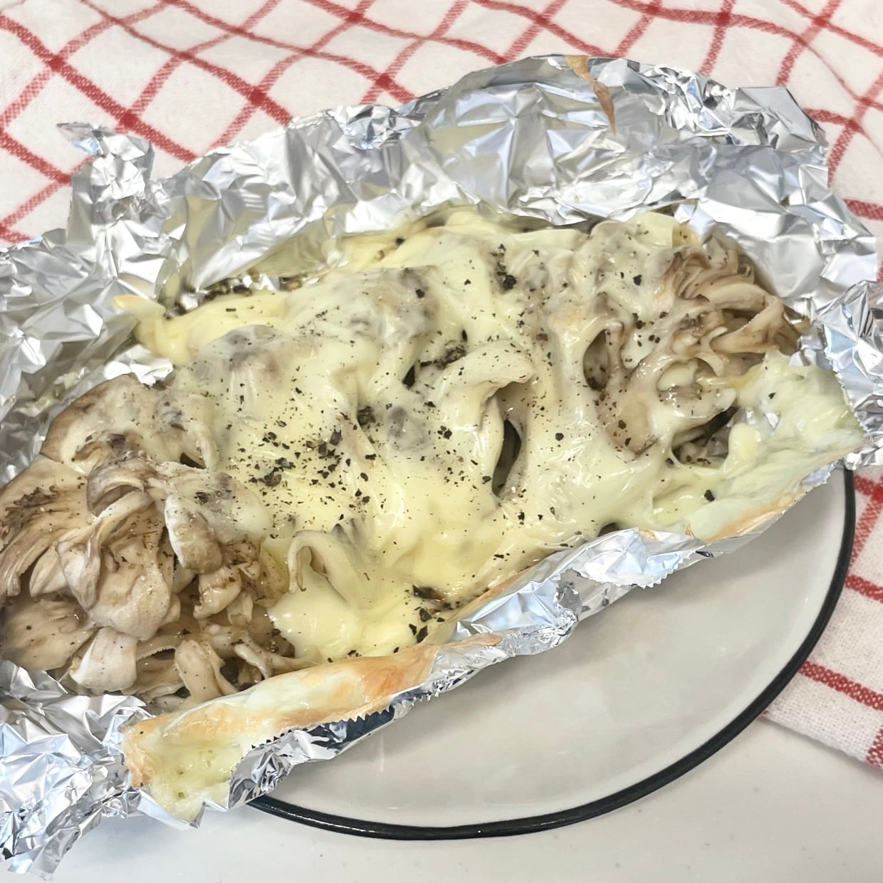  トースターで焼くだけ！帰宅後10分でできる絶品“舞茸のホイルチーズ焼き”「食物繊維たっぷり」 