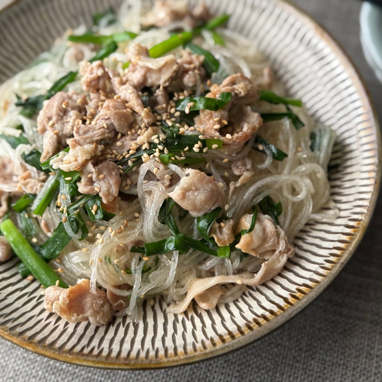 「塩と酒だけ」なのに驚くほどおいしい！10分で作れる「豚こま肉とニラの塩チャプチェ」