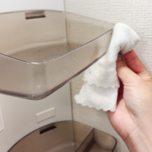 「想像以上だ」「物をどかしたら白っぽい汚れが点々…」洗面台の棚に潜む汚れの【サラサラ掃除術】