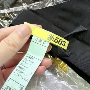 次はすぐ捨てないよ。服から外した「クリーニングタグ」の【意外な使い道3選】薄くてほどよい硬さがいい