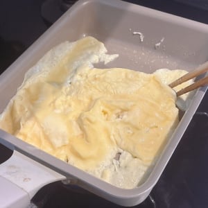 「大さじ1」混ぜるだけで本当に変わるの？「オムレツ」が“ふわっふわ”になる【ワザありの作り方】