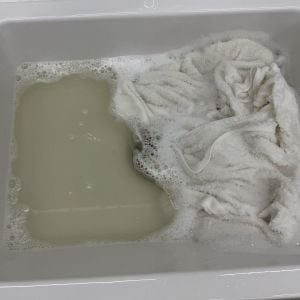 毎日洗ってる「白タオル」洗剤を溶かした40度のお湯につけ置きしたら…【驚きの結果】