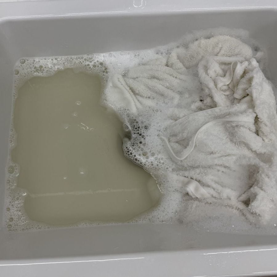 毎日洗ってる「白タオル」洗剤を溶かした40度のお湯につけ置きしたら…【驚きの結果】