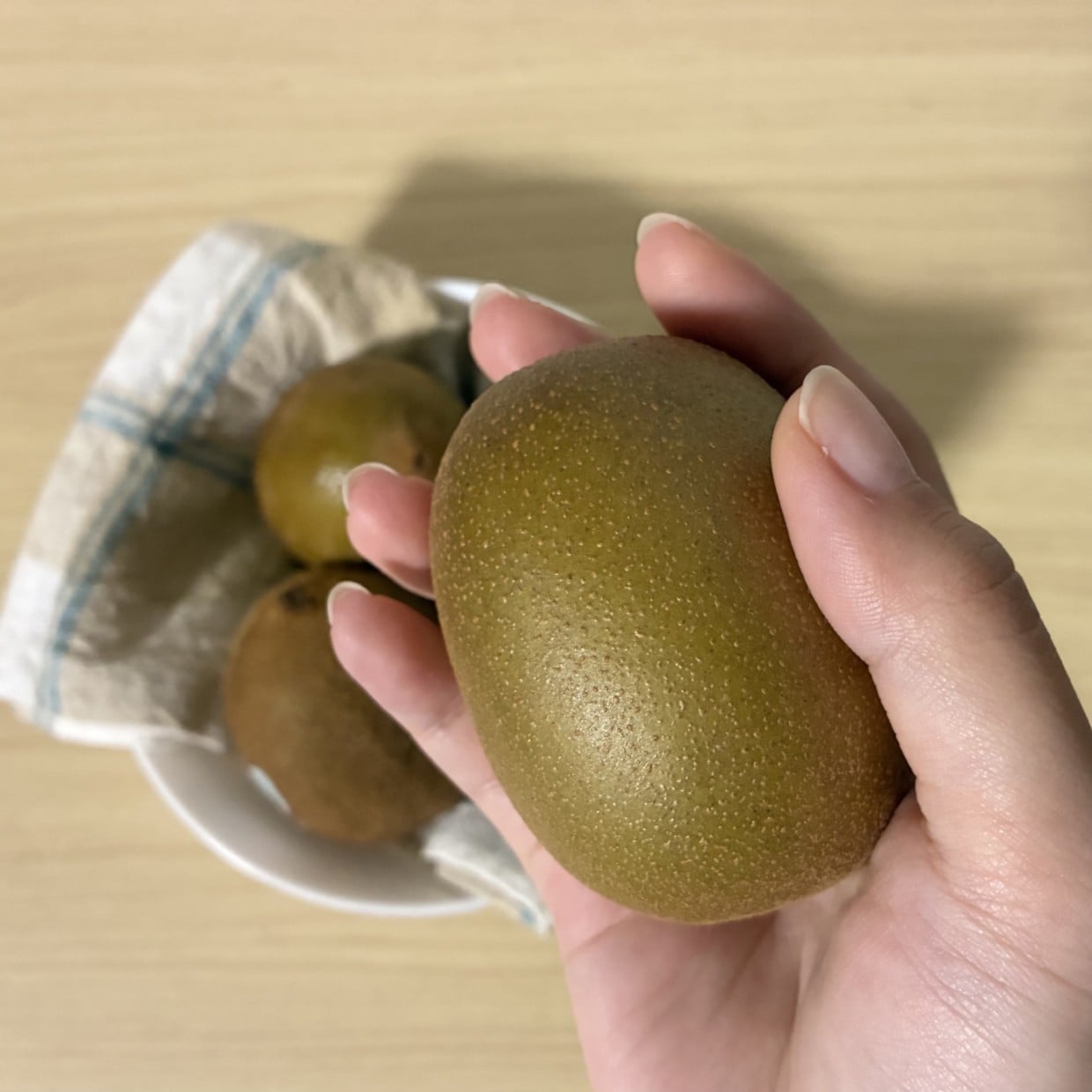 「キウイの皮」をまるごとスルンッと剥く裏ワザ「簡単」「気持ちいい！」「デザートみたい」