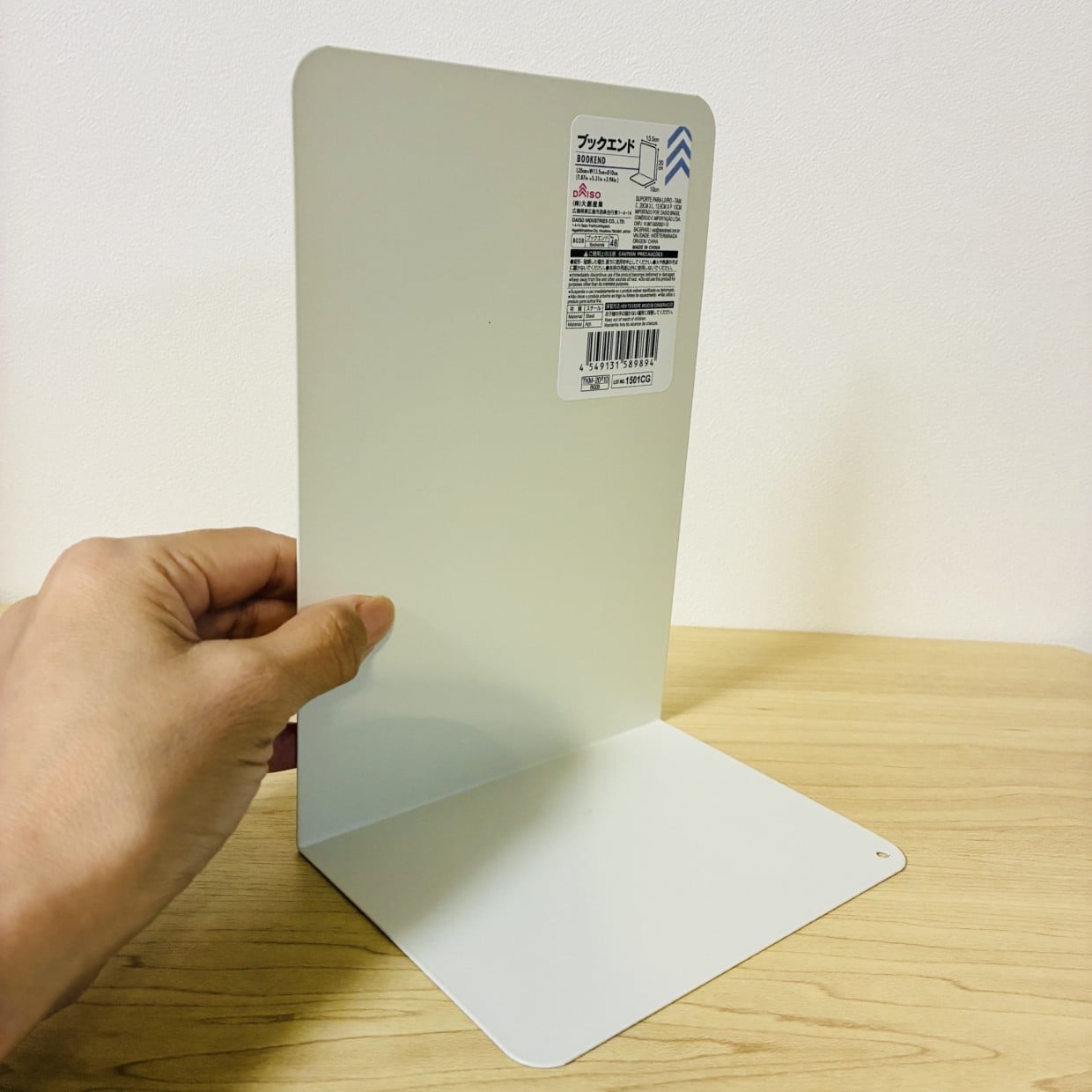  440円で便利過ぎでしょ。ダイソーのブックエンド×マグネットクリップがキッチンで大活躍【簡単DIY】 