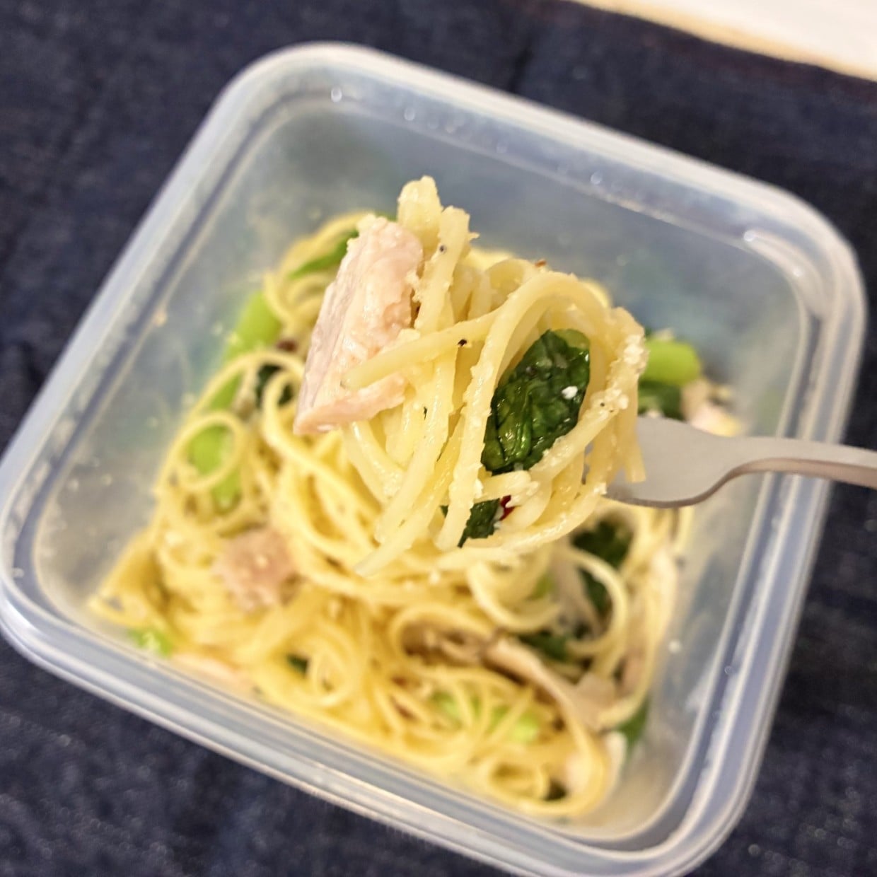 鍋もフライパンも使わずに10分で完成！パパッと作れておいしい具沢山の「ペペロンチーノ風パスタ」
