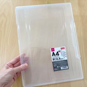 ダイソー「ファイルケース」にジャストサイズ！意外な活用法「非常食を管理できる」「13本も入った」