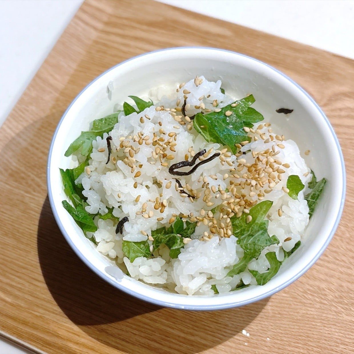  【1分クッキング】めっちゃ好きな味。材料少ないのに満足感すごい。大葉と塩昆布のまぜごはんレシピ 