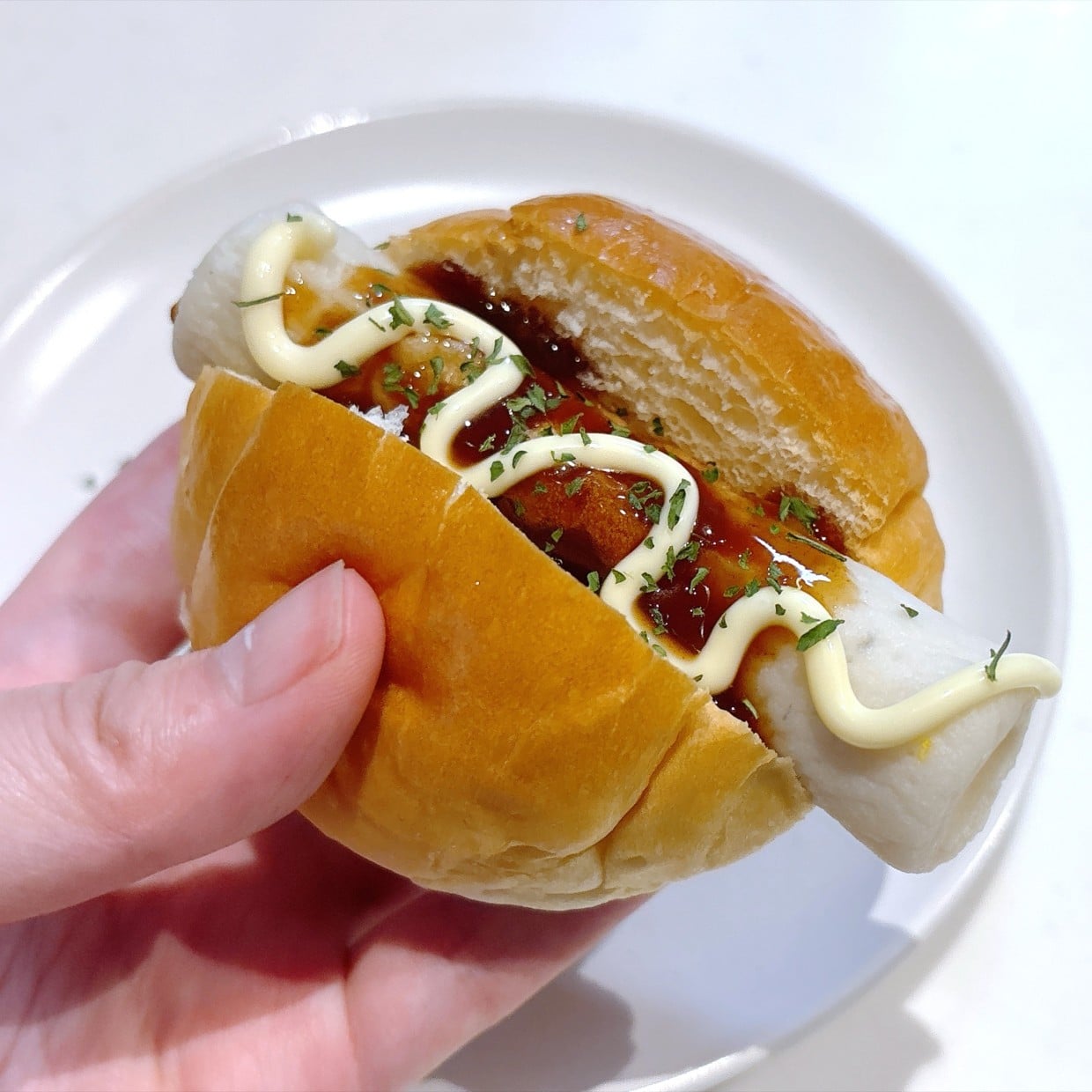  【1分で完成！朝の定番にする】ロールパンにちくわを挟むだけの“ふんわりむっちりサンド”「満足感ある」 