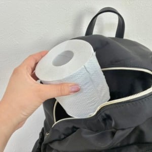 もうそのまま入れない！防災リュックがかさばらない「トイレットペーパー」をすぐに【スリム化する裏技】
