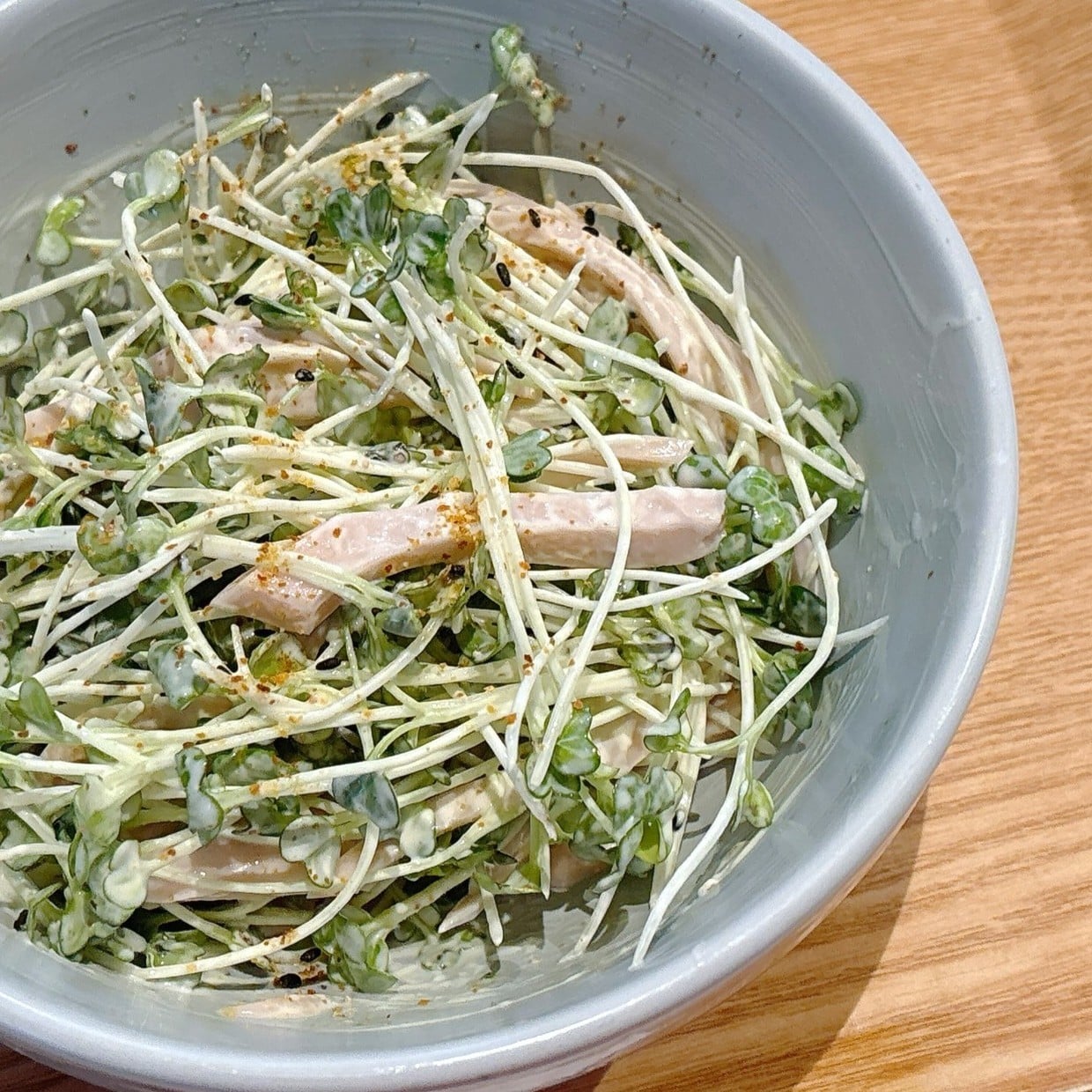  【1分でもう1品】魚肉ソーセージとかいわれ大根をサっと和えるだけの“ピリ辛副菜”「塩気と辛みが合う」 