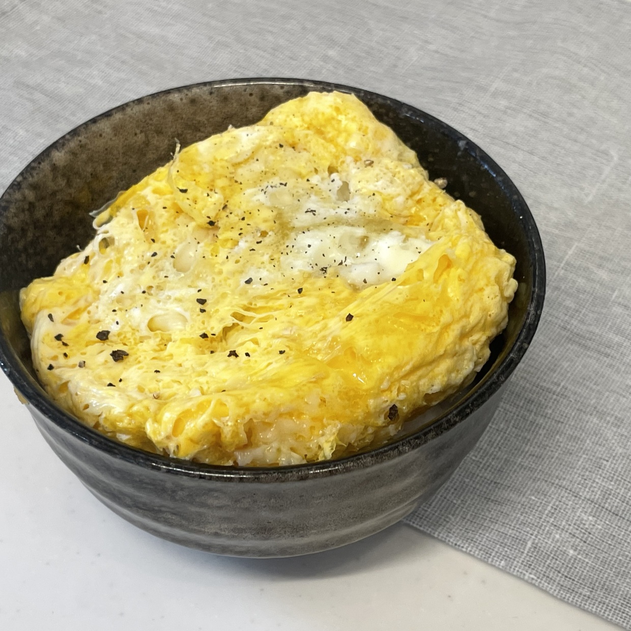 フライパンはいらないよ。たった1分加熱するだけ。ふわっふわの「チーズオムレツ丼」が完成