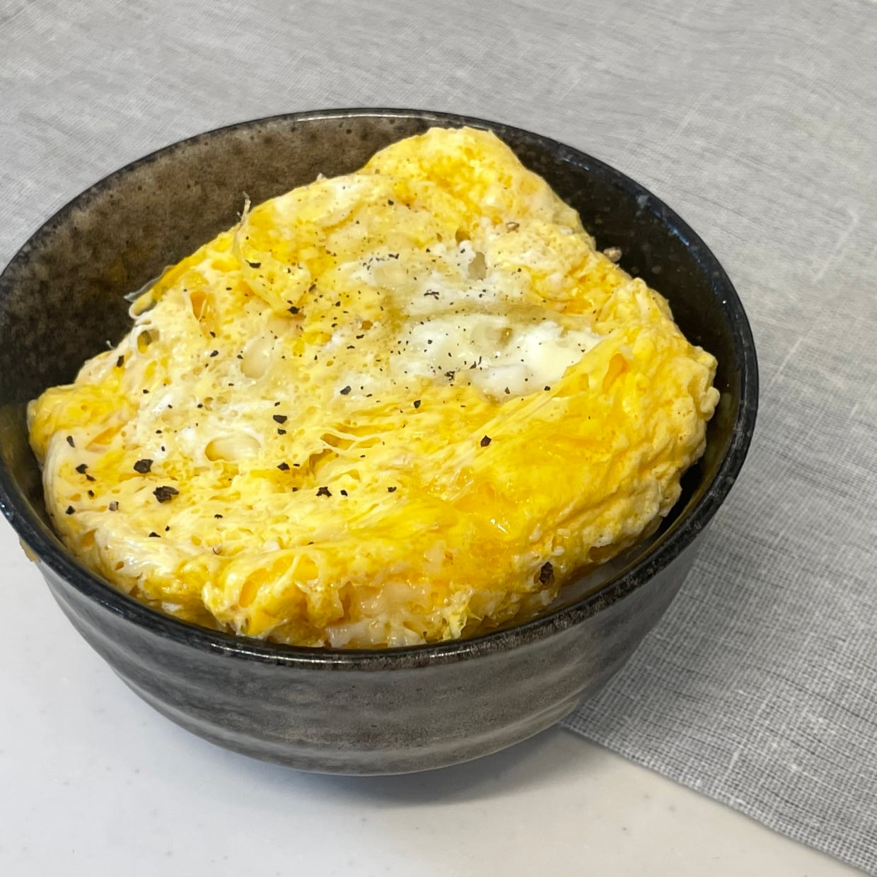  フライパンはいらないよ。たった1分加熱するだけ。ふわっふわの「チーズオムレツ丼」が完成 