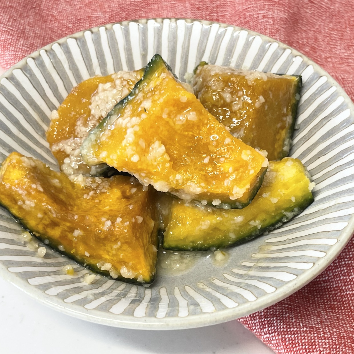 【5分で完成】えー!!新しい！煮ない！醤油で食べない！“かぼちゃ”の新しい食べ方「好きな味だ」