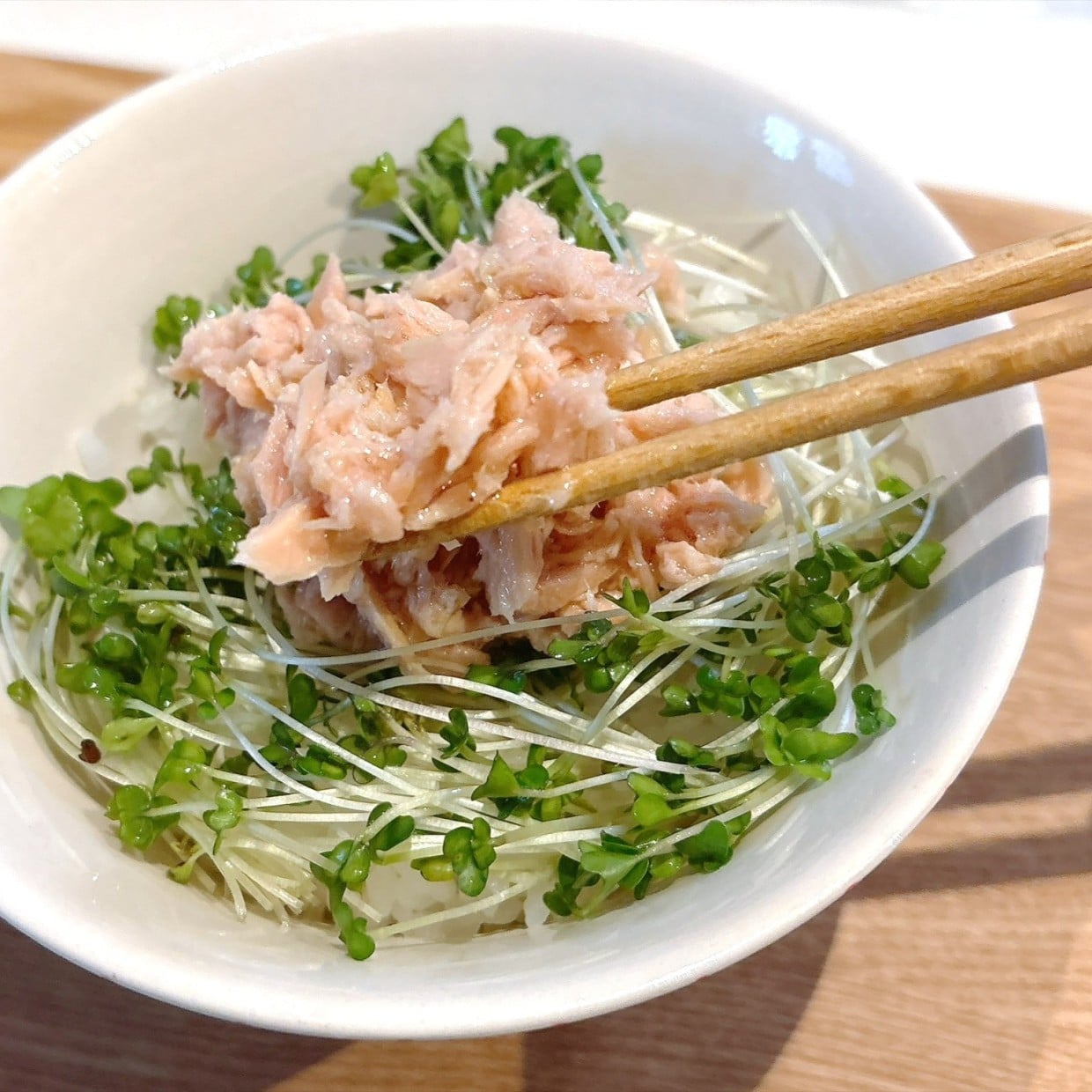  【1分で栄養満点】ビタミンCや食物繊維が豊富な「ブロッコリースプラウト」をのせるだけ【健康丼レシピ】 