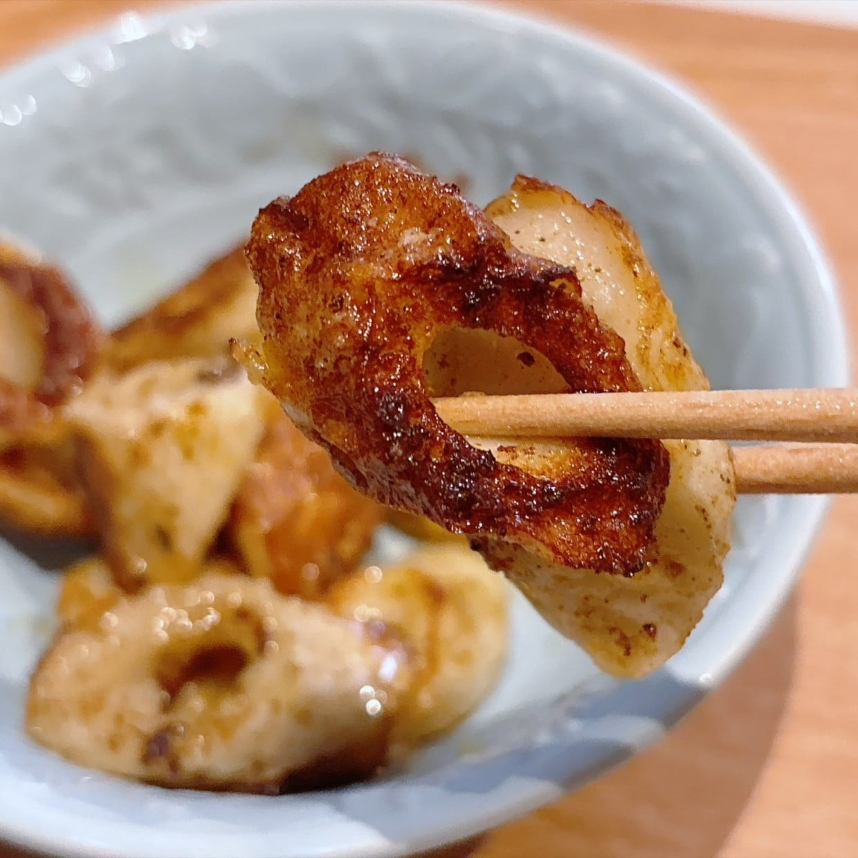  【1分で完成】じつは意外な調味料と合う！ちくわをキッチンばさみでチョキチョキして炒めるだけ簡単レシピ 