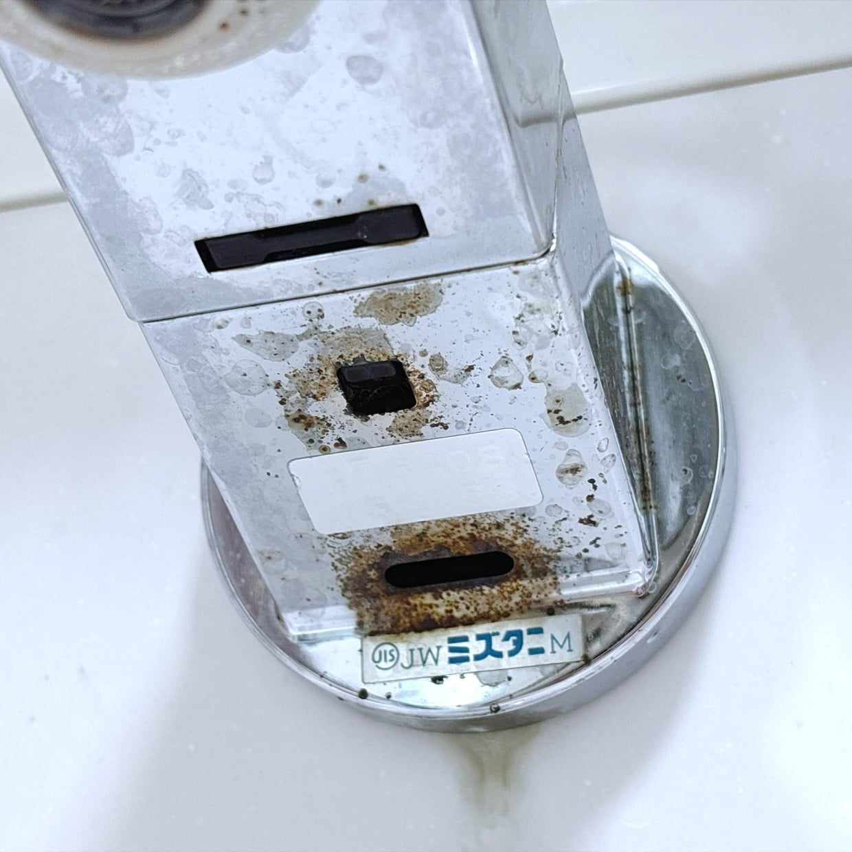  洗面台の「水栓の裏側」の“真っ黒な汚れ”どこまで落ちる？手軽な掃除方法「かんたん」「意外と落ちた」 