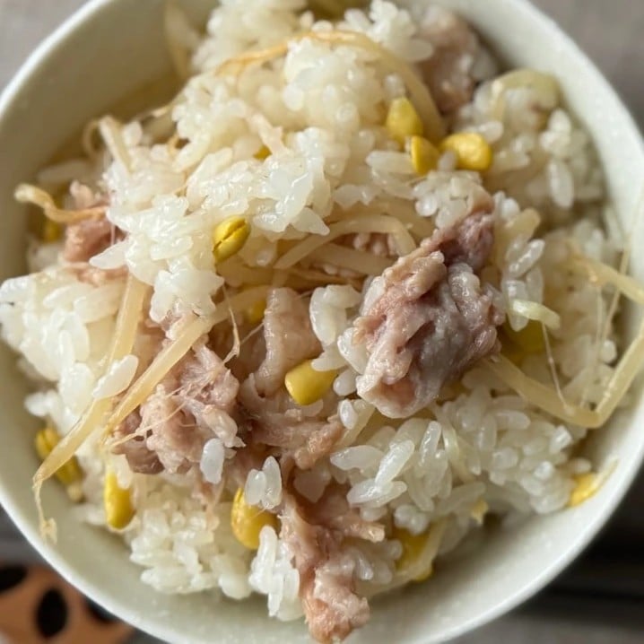  調味料は塩と酒だけ！豚こま×豆もやしを炊飯器に入れるだけで「おかずいらない」塩炊き込みごはん 