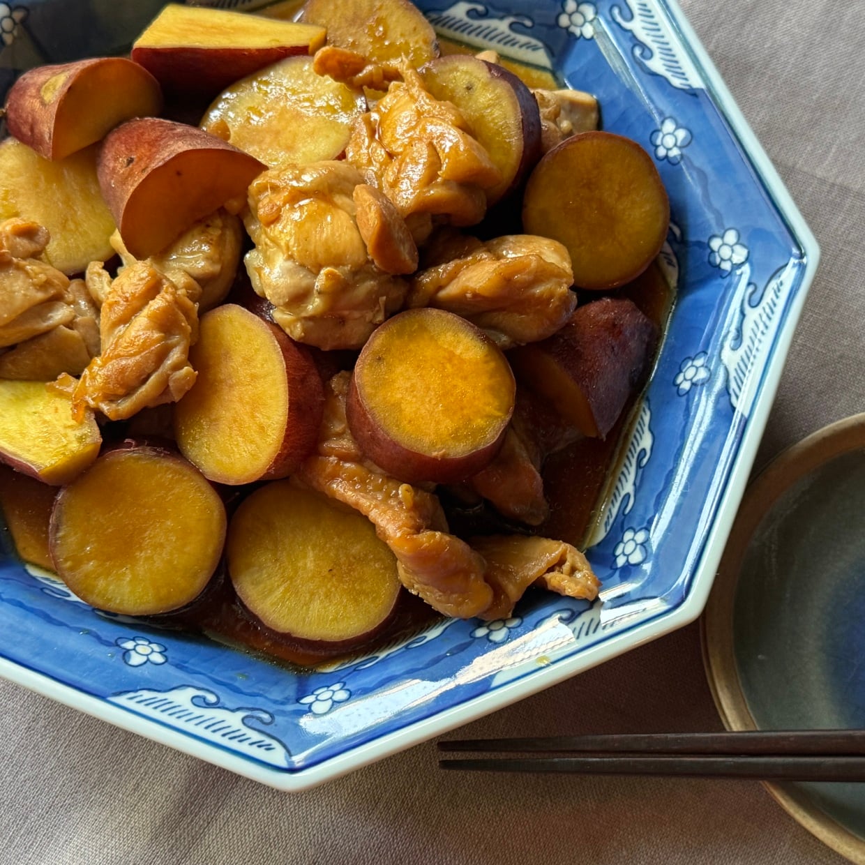  さつまいもと鶏もも肉があったら作って！フライパンひとつで15分、秋のほっこり甘辛煮 