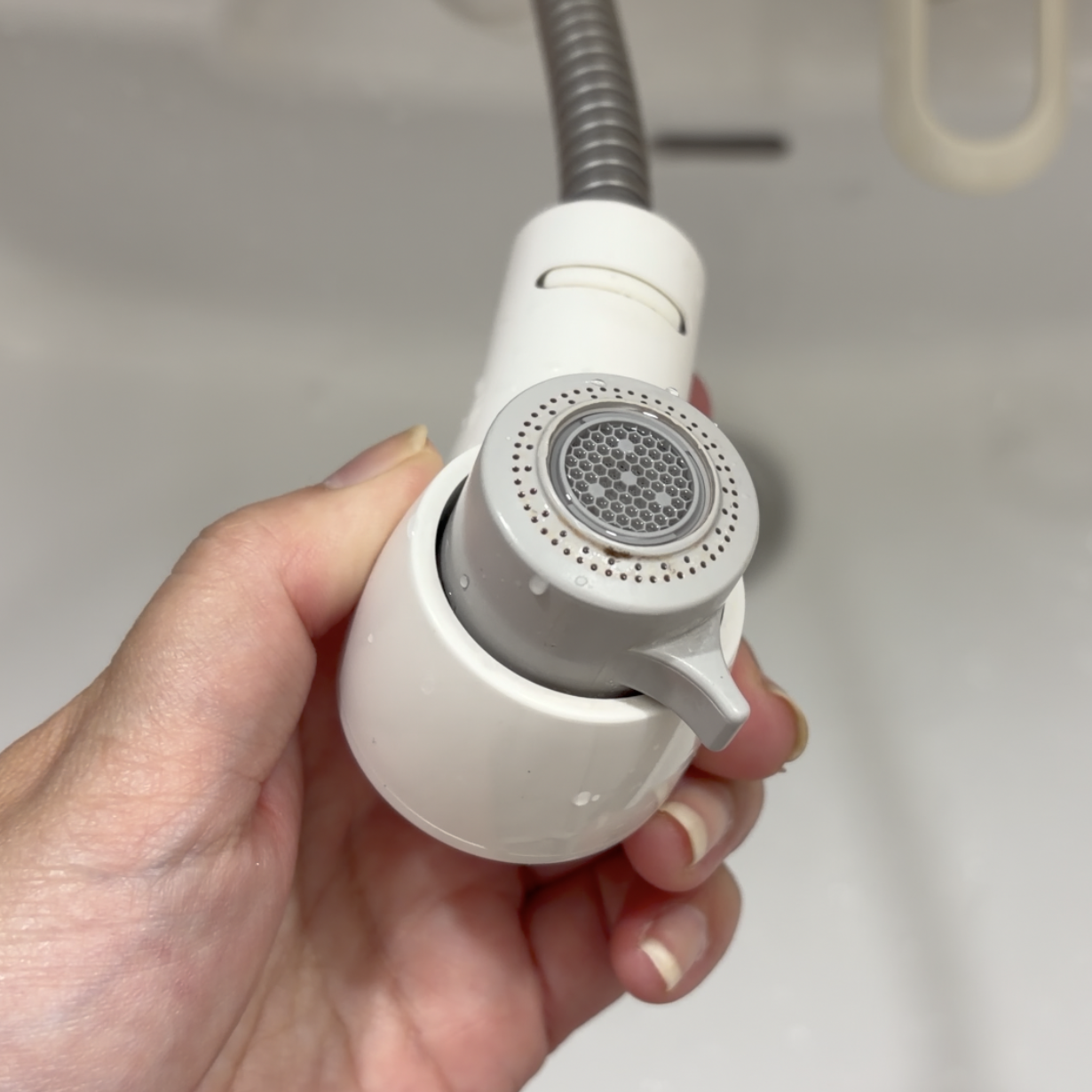  ひっくり返したら先端に汚れが…。洗面台の「吐水口」に付いた“ピンク汚れ”を落とす“ピカピカ掃除術” 
