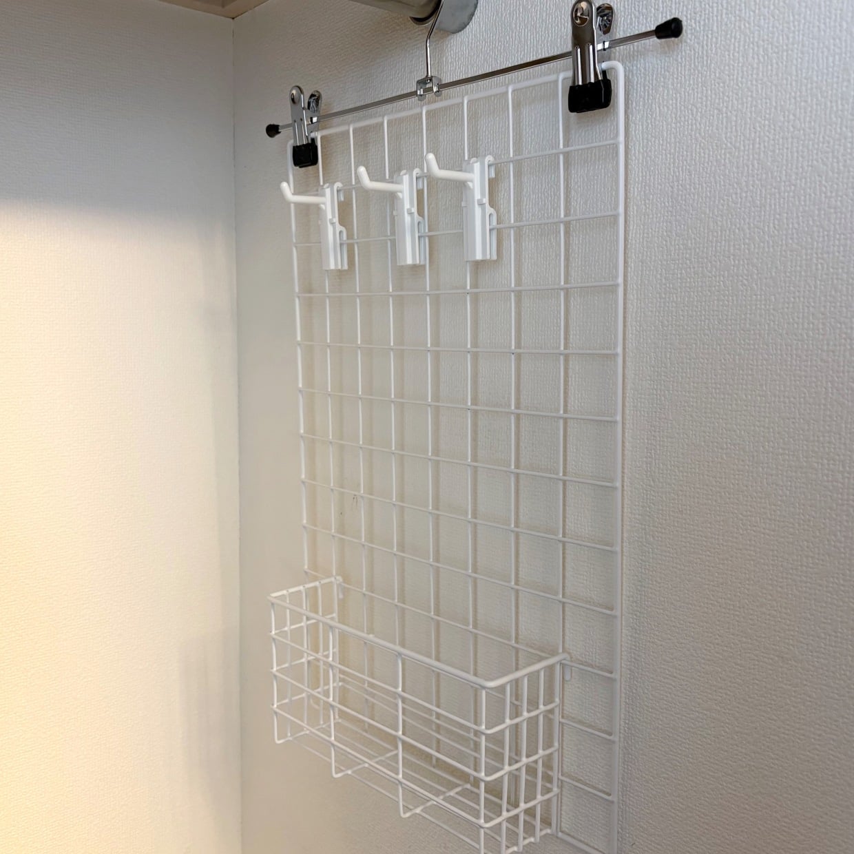  【ダイソーDIY】たった330円！30秒で完成！ワイヤーネットアイテムとハンガーの“吊り下げ収納” 