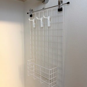 【ダイソーDIY】たった330円！30秒で完成！ワイヤーネットアイテムとハンガーの“吊り下げ収納”