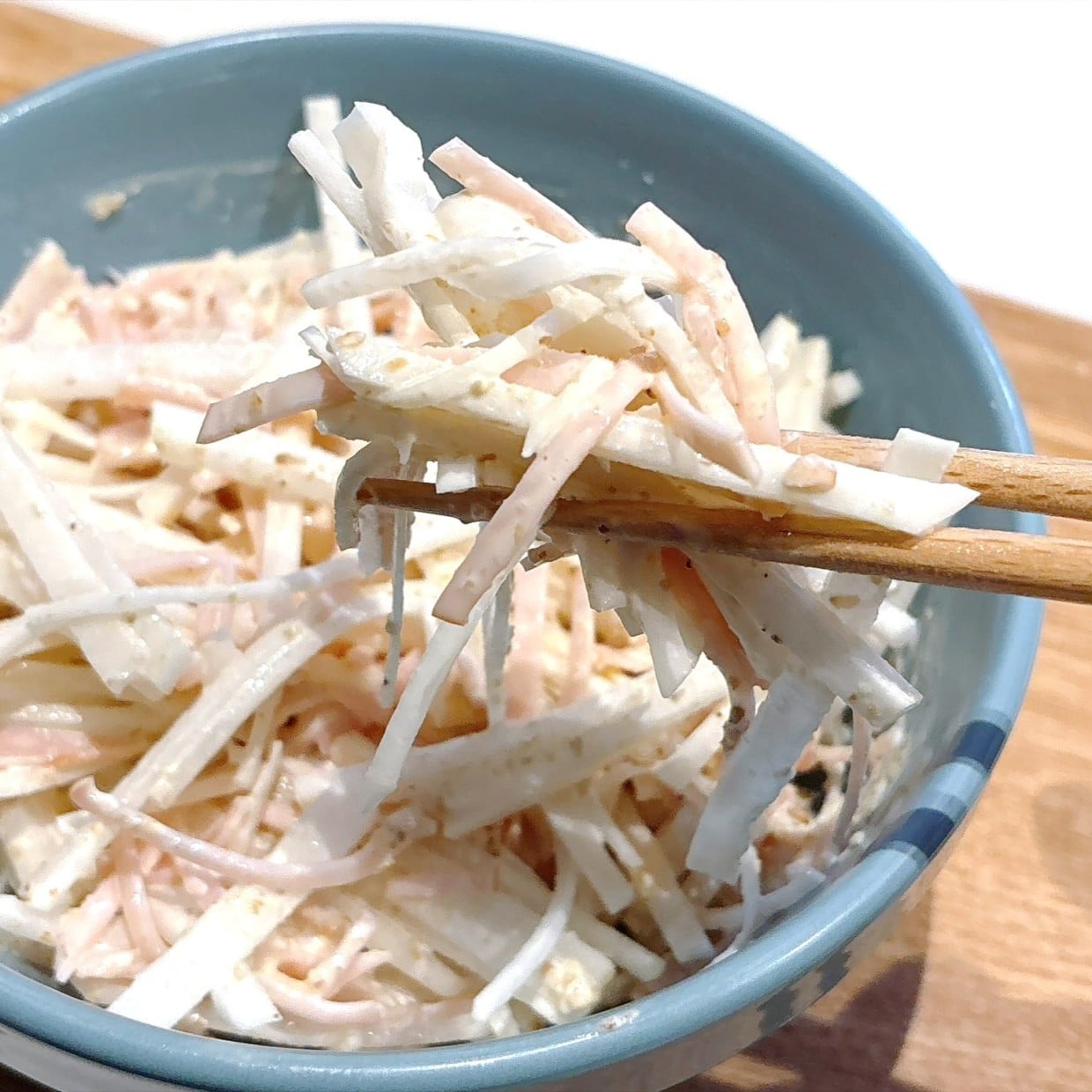  【1分レシピ】大根とハムを細切りして和えるだけ。ごまの風味とマヨが合う“シャキシャキ和え物レシピ” 