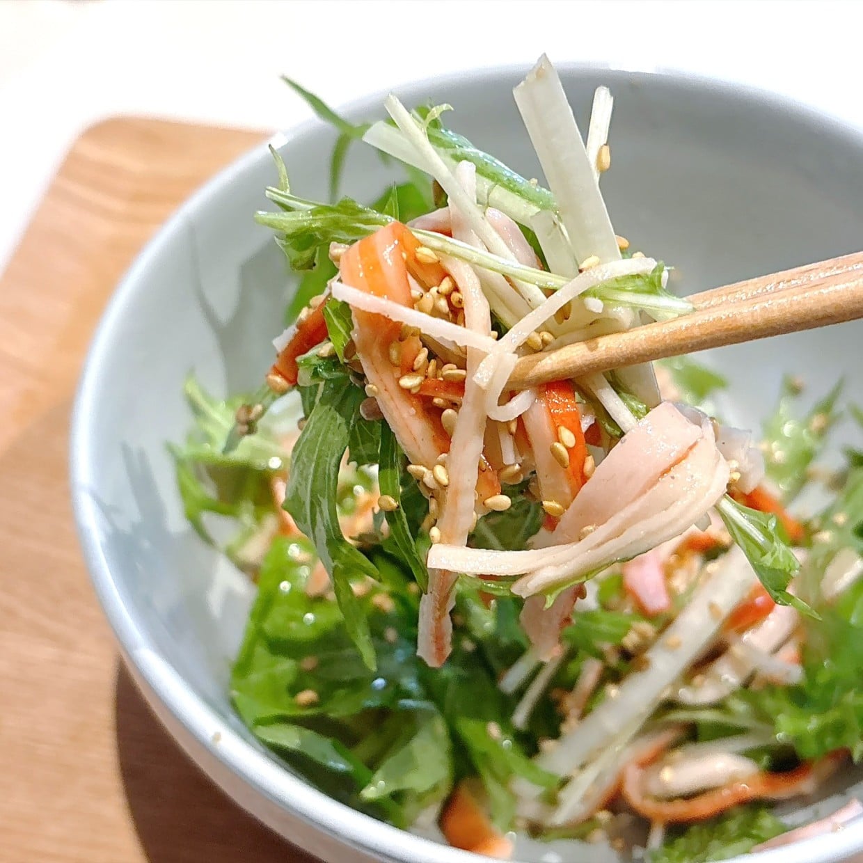 【1分であと1品】少ない材料で大満足。一度食べたらハマっちゃう韓国調味料で作る【水菜の激うまナムル】 