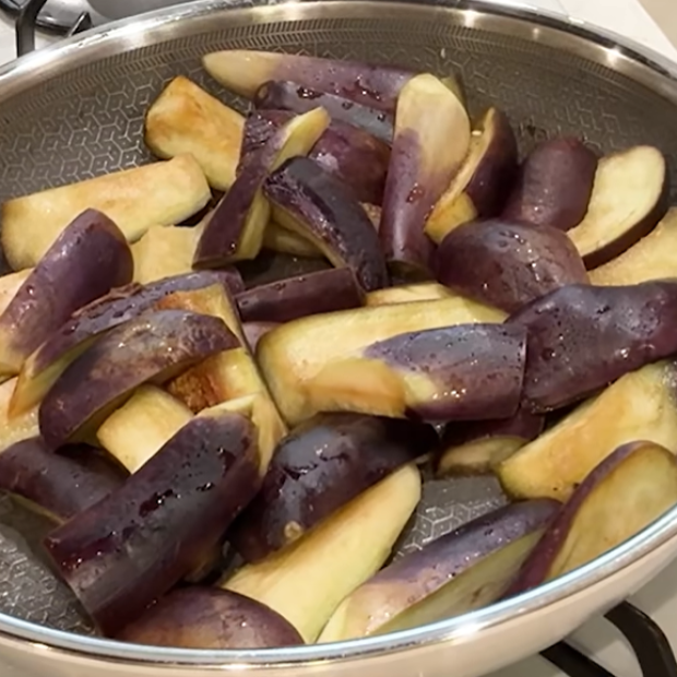  ナスは油を使わずに蒸すのが正解！とろっとおいしい「万能蒸しナス」｜管理栄養士が伝授 
