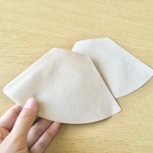 「え、斬新」「汚れが気にならない」余った「コーヒーフィルター」をポーチに入れると…？【意外な活用術】
