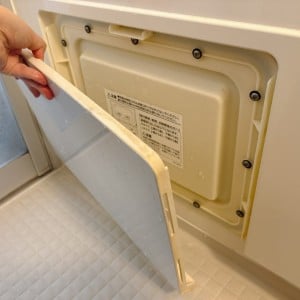 「6ヵ月も放置してたらカビが育ってた…」浴室の【エプロン】に生えた“黒カビ”をスルッと落とす掃除方法