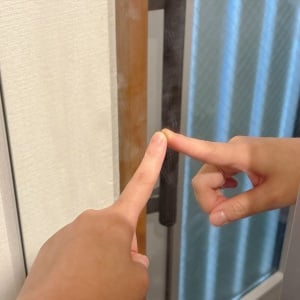 え？簡単過ぎる…。手あかでベタベタな「鏡」が1分でピカピカになる【簡単掃除術】「気分も晴れる！」