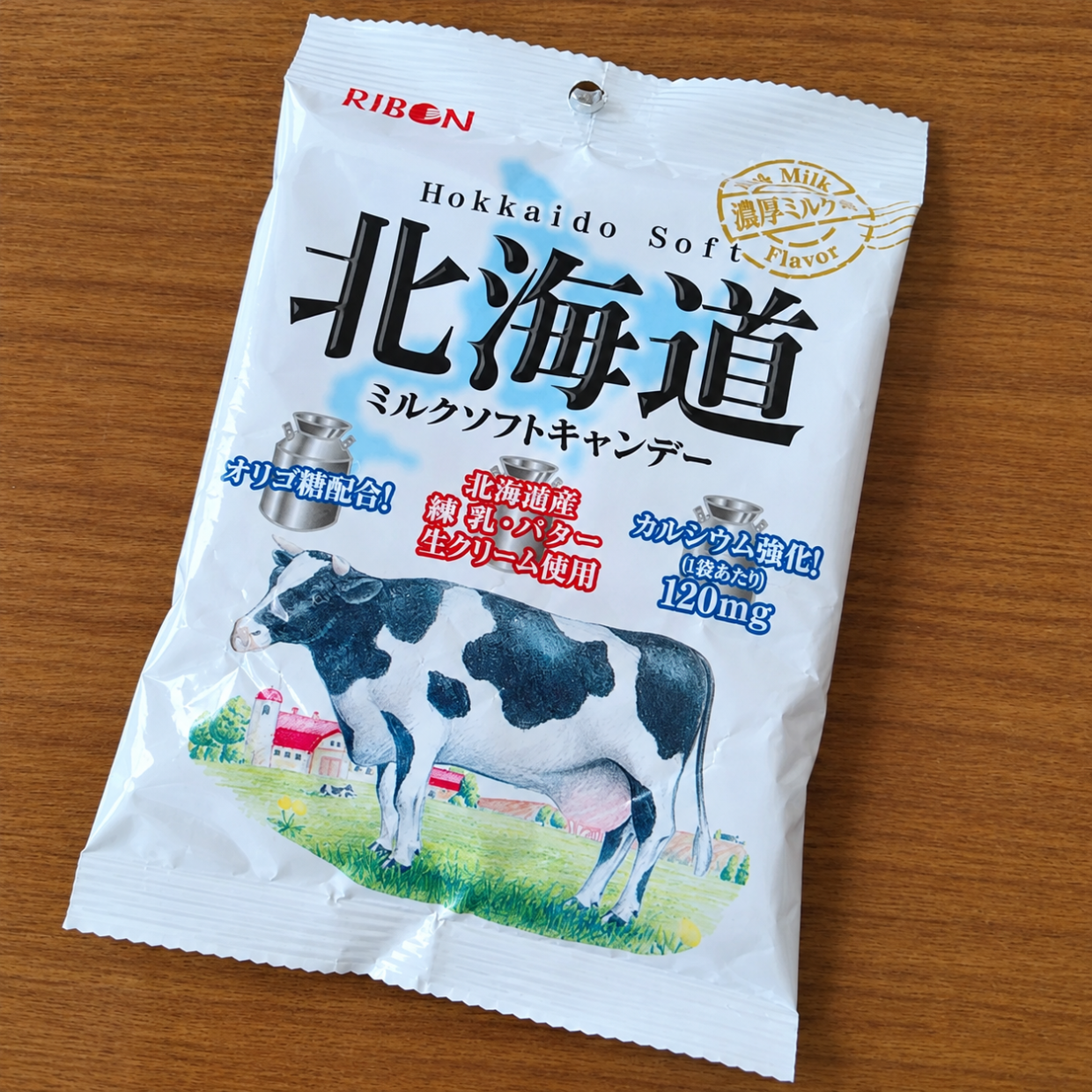 「2センチくるっと折るだけ」パッケージの袋から小さなお菓子が飛び出さない裏ワザ