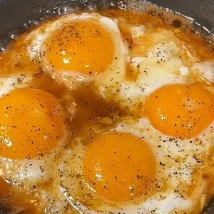 塩こしょうや醤油で食べるより好きかも。「目玉焼きってこんなにおいしかった？」格上げ簡単レシピ