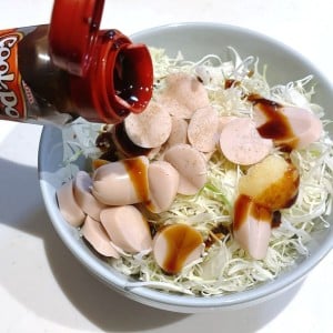 材料全部混ぜて“40秒レンチン”するだけ！魚肉ソーセージのうまうま【1分レシピ】「塩気と旨味が最高」