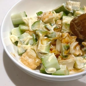 【1分クッキング】きゅうりと厚揚げを切って和えるだけの満足サラダ「オイスターソースとマヨって合う！」