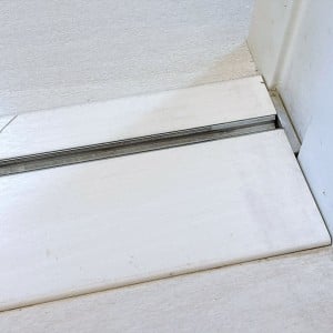 引き戸の「レール」を拭いてみたら→「意外と汚れてた」「さっそくやる」【簡単掃除術】