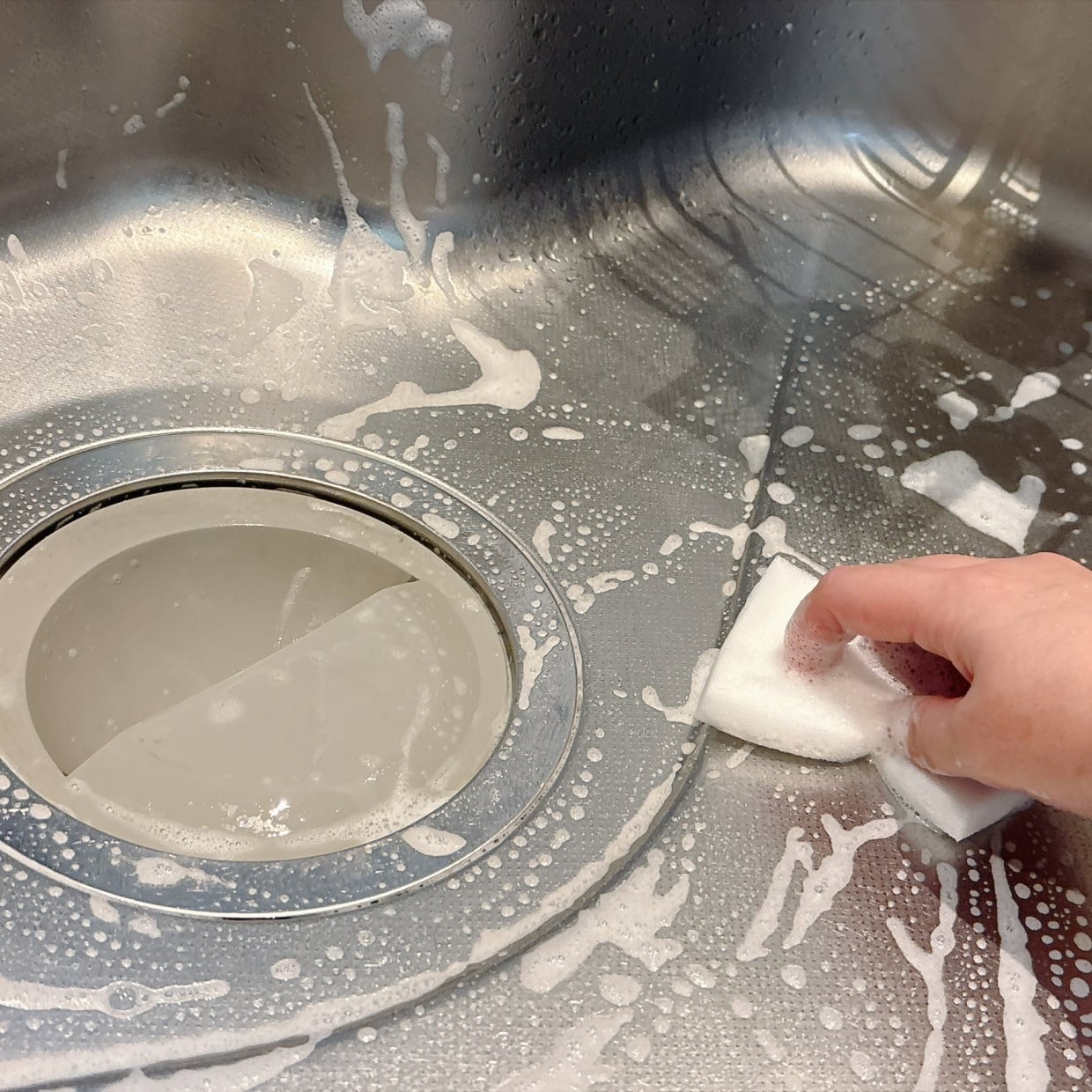  ぶっちゃけ「キッチン用洗剤」じゃなくてもいい。たった3分でステンレスシンクがピカピカ「いい香り」 