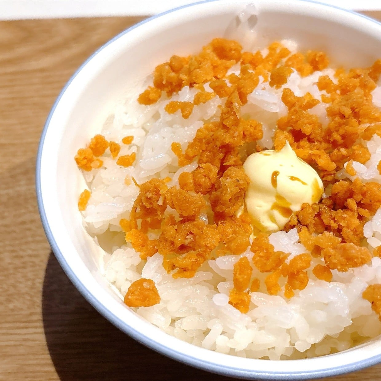  【1分レシピ】鮭フレークと合わせるだけ！超簡単なのに満足感がすごい“茶碗ひとつのアレンジレシピ” 