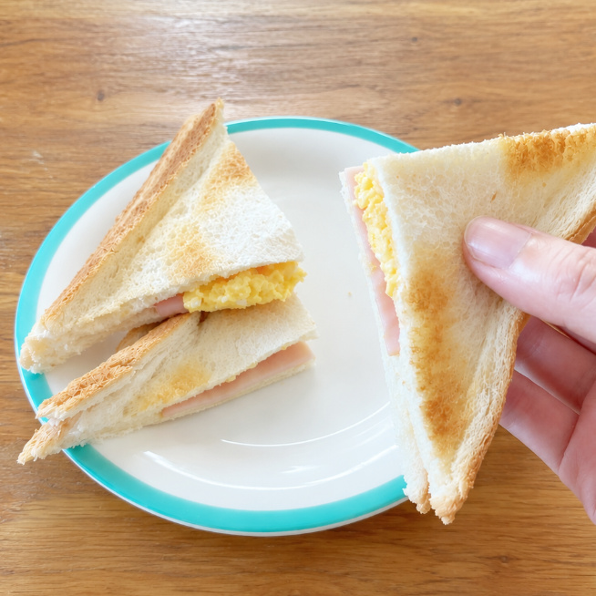 パンの耳をギュッと押さえる。専用メーカーなしで作る【朝のホットサンド風】「十分満足だった！」