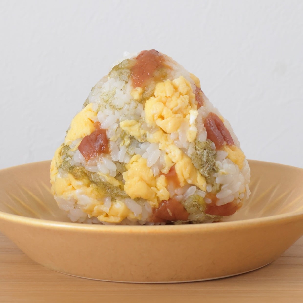  朝「おにぎり」に3つ入れるだけ！食物繊維やたんぱく質も摂れるカラダがよろこぶアレンジ 