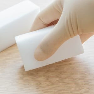 こすれば落ちるは勘違い。失敗したからわかる「メラミンスポンジ」が不得意な“3つの汚れ”